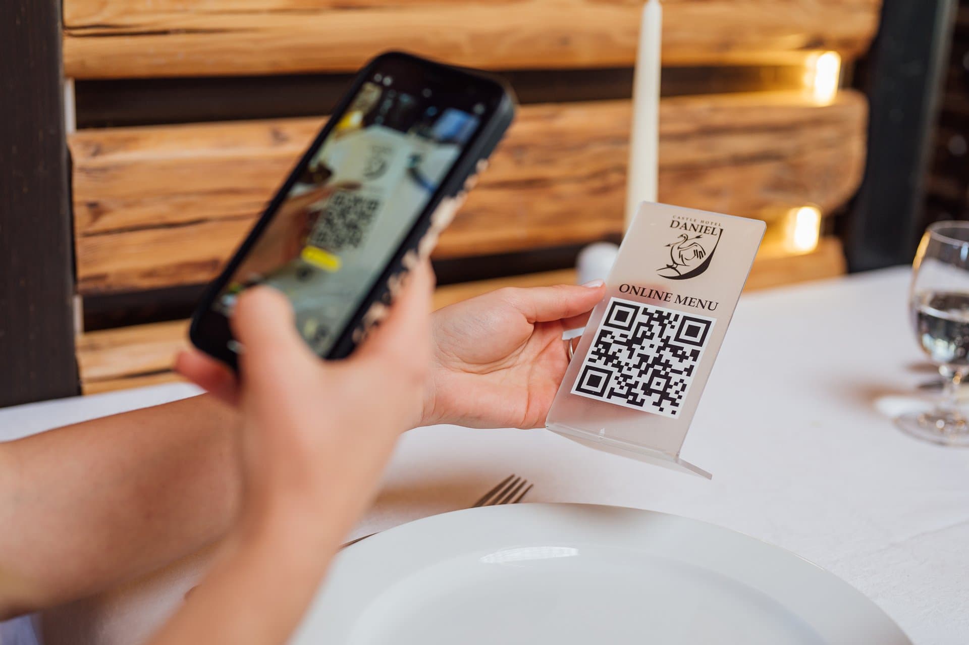 Guest scanning QR code menu