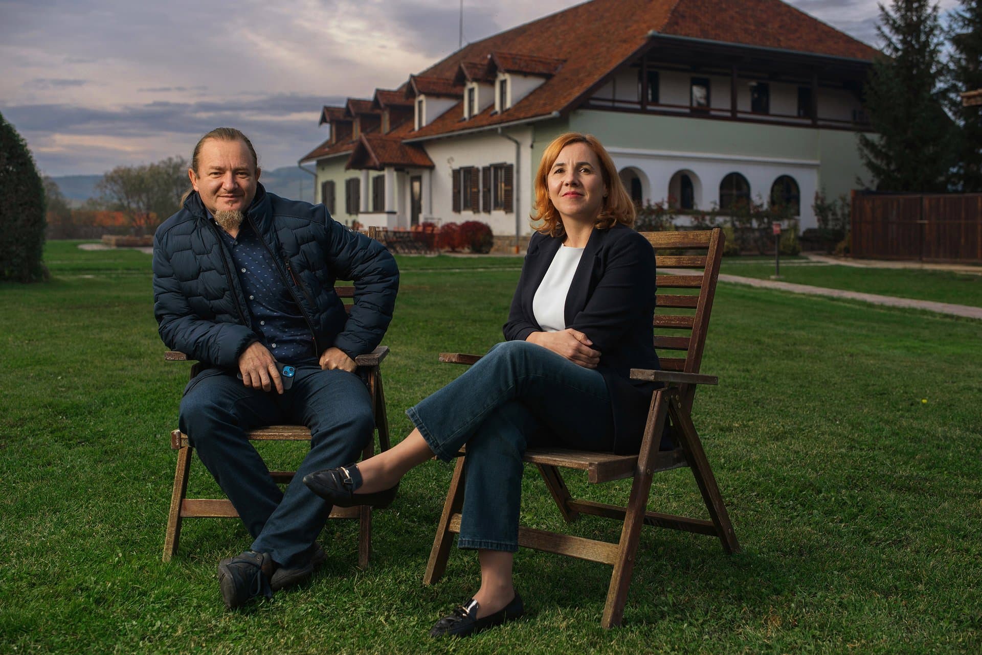 Lilla și Attila stând împreună pe domeniul Castelului Daniel