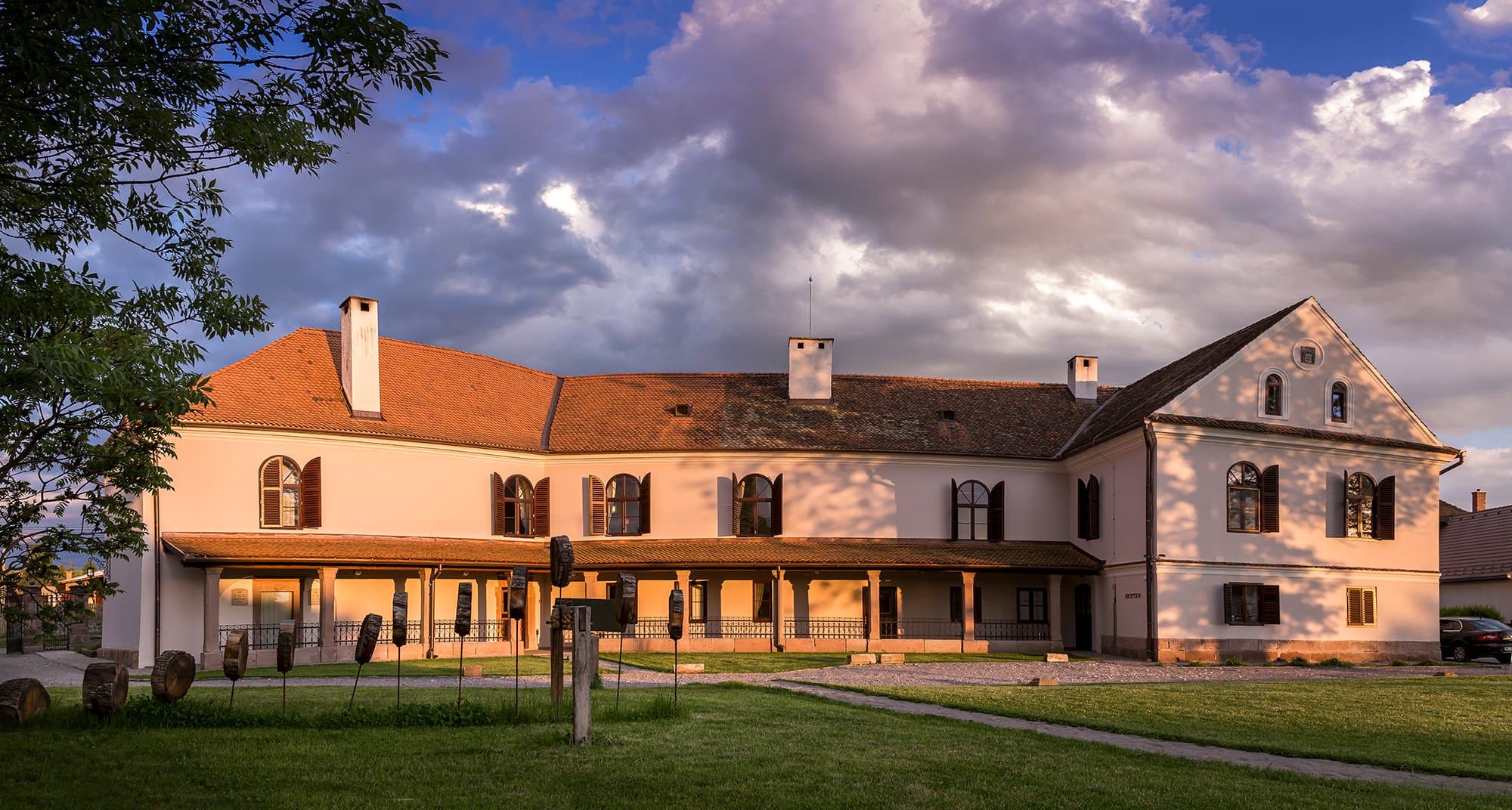 Castle Hotel Daniel în lumina amurgului, în perioada marii deschideri