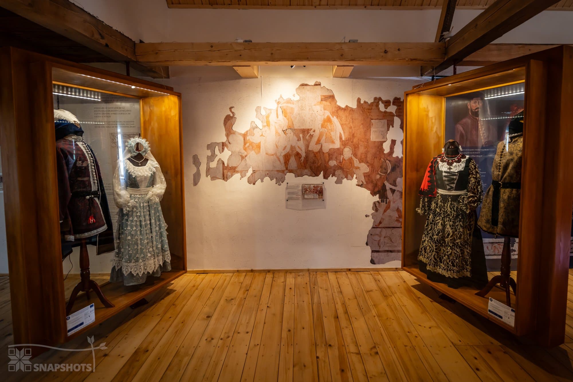 Sala expoziției 1680 Reloaded, cu costume istorice și fresce originale