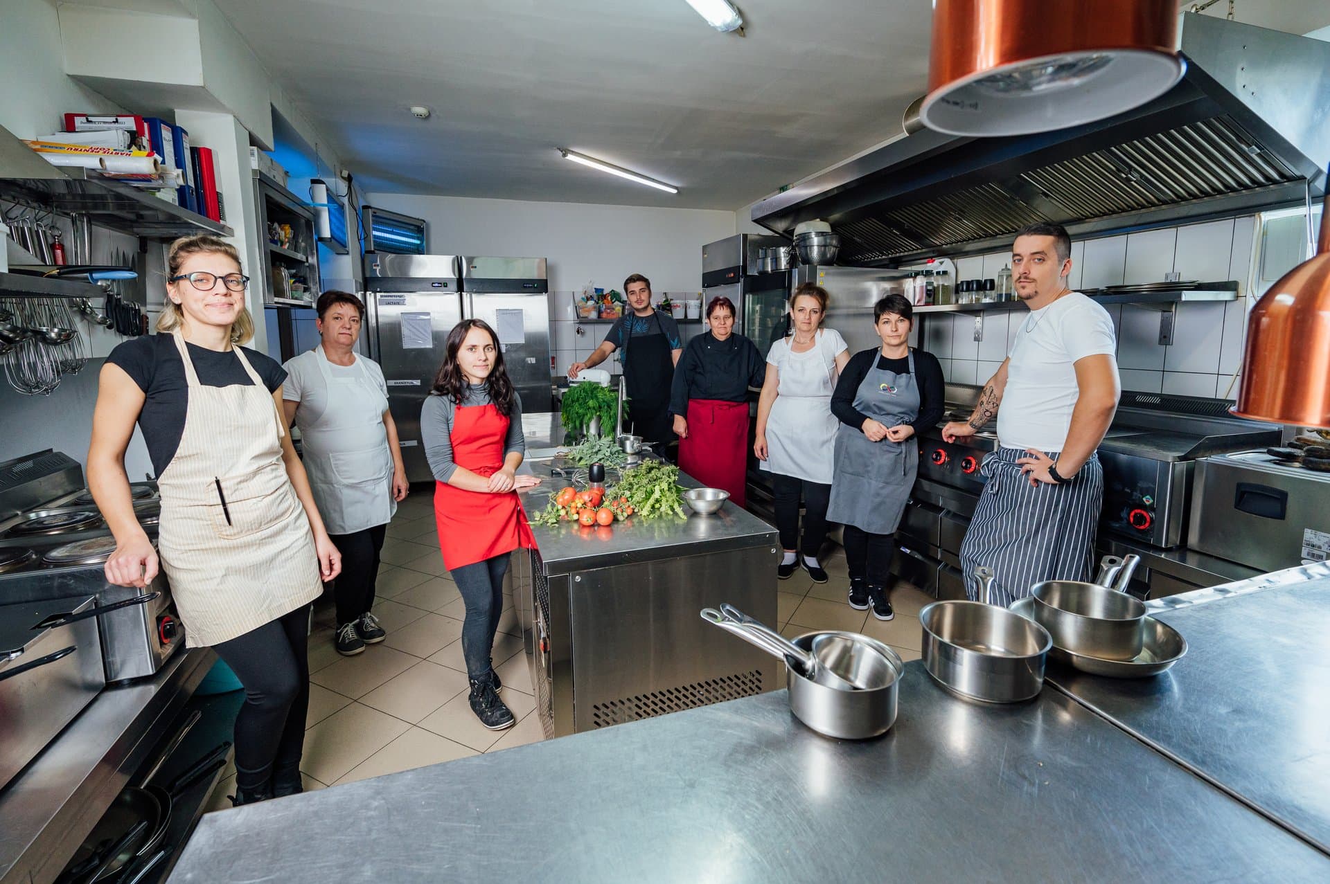 Echipa din bucătărie adunată în bucătăria profesională a castelului, cu ingrediente proaspete