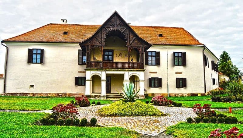 Cât costă și unde te poți caza la un castel în România