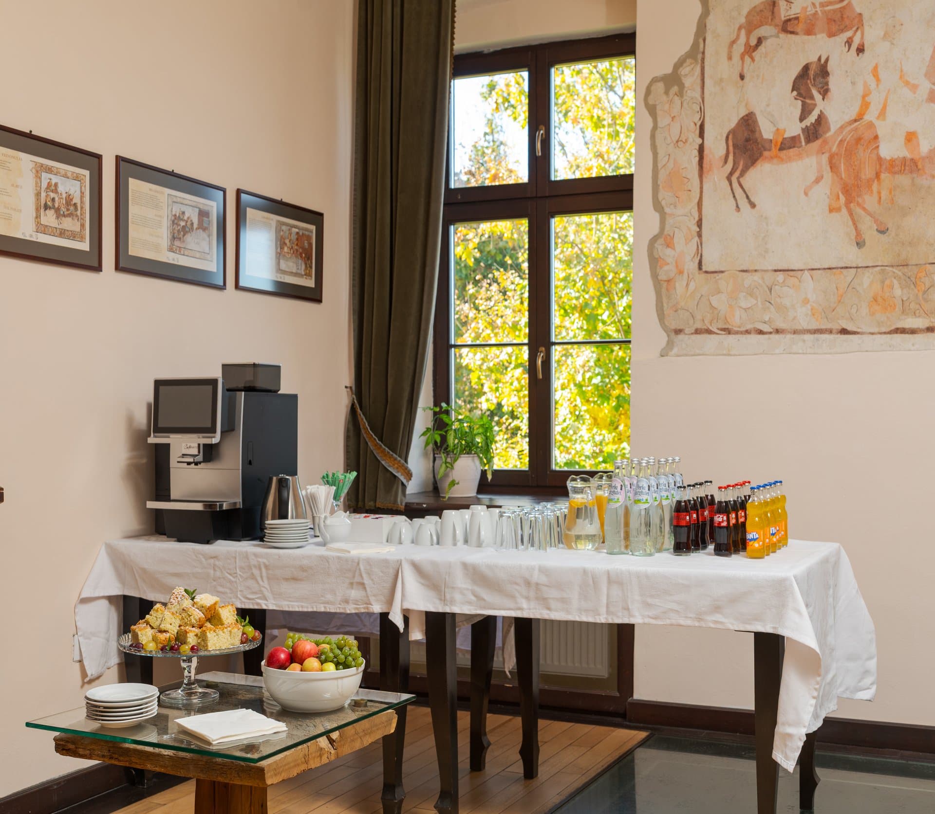 Pauza de cafea în colțul bibliotecii