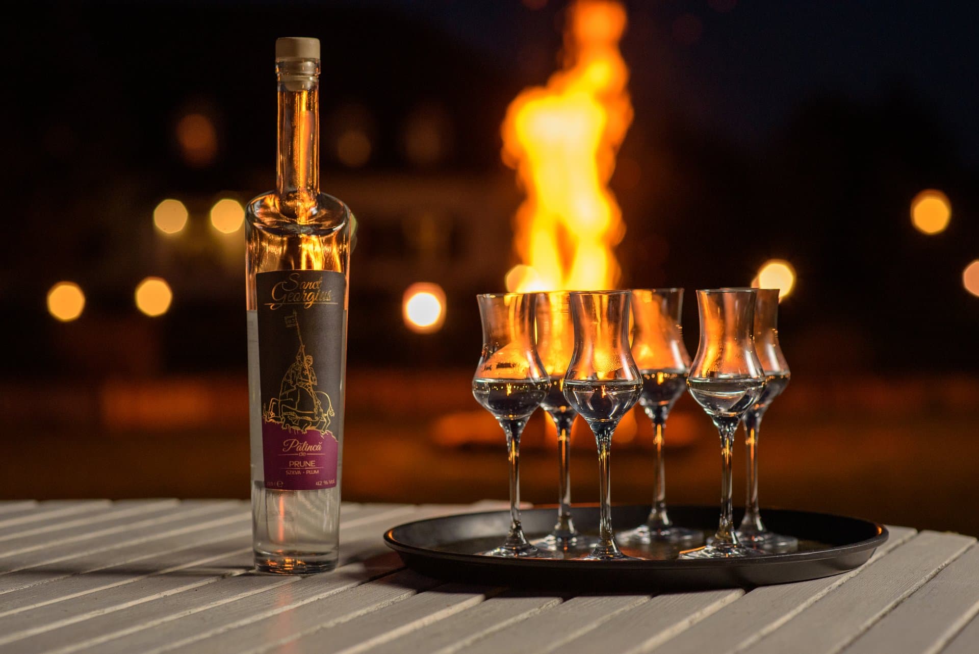 Degustare de pálinka lângă focul de tabără