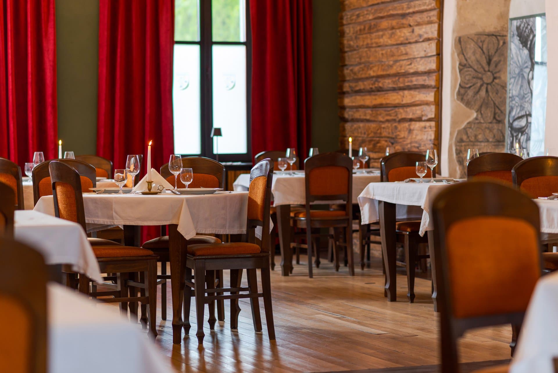Restaurant în castel, aranjament fine dining